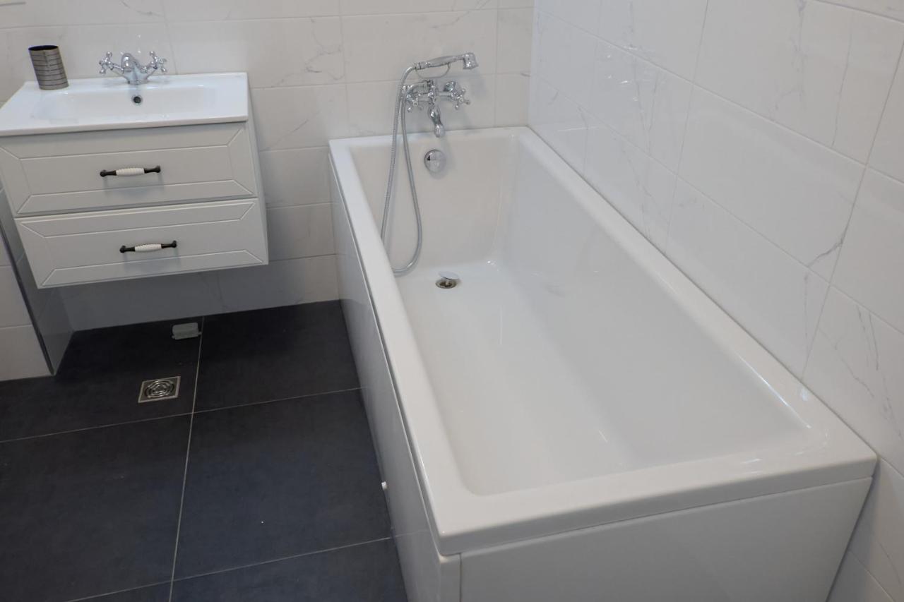 City Center Accomodation - 101 Resita Luaran gambar